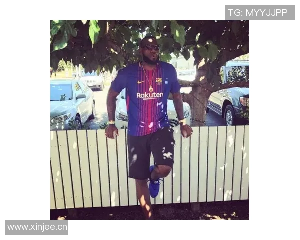 詹姆斯身穿布莱斯大学6号球衣到场观赛令老父亲倍感骄傲与自豪