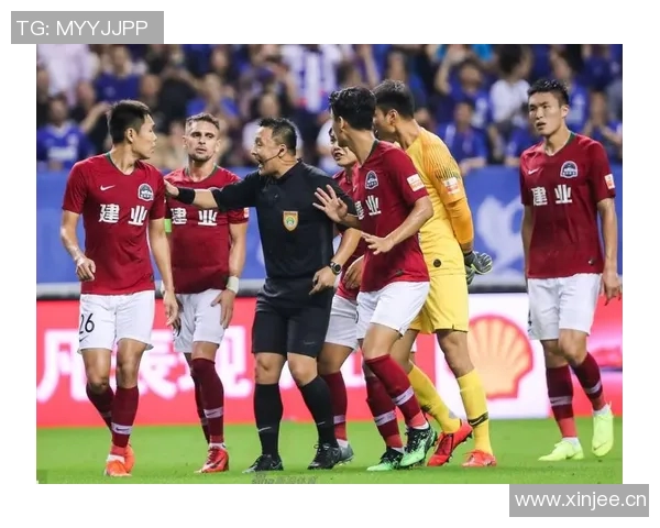 范德彪与裁判争抢球权引发争议赛后社交媒体怒斥裁判不公