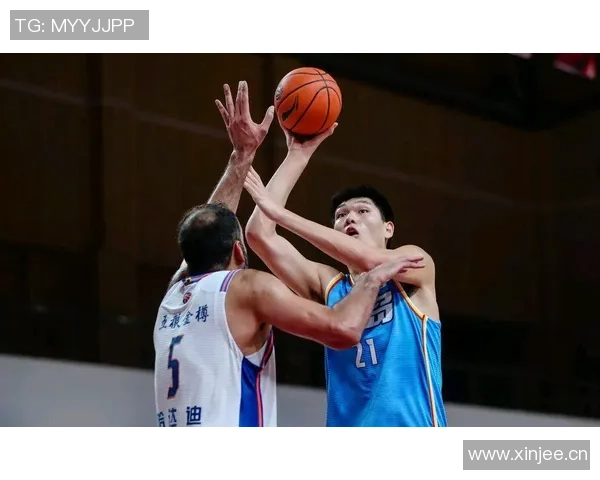 亨特上半场表现出色6投5中轻松斩获12分6篮板1助攻1抢断